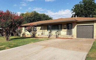3829 NW Ferris Ave in Lawton, OK - Building Photo