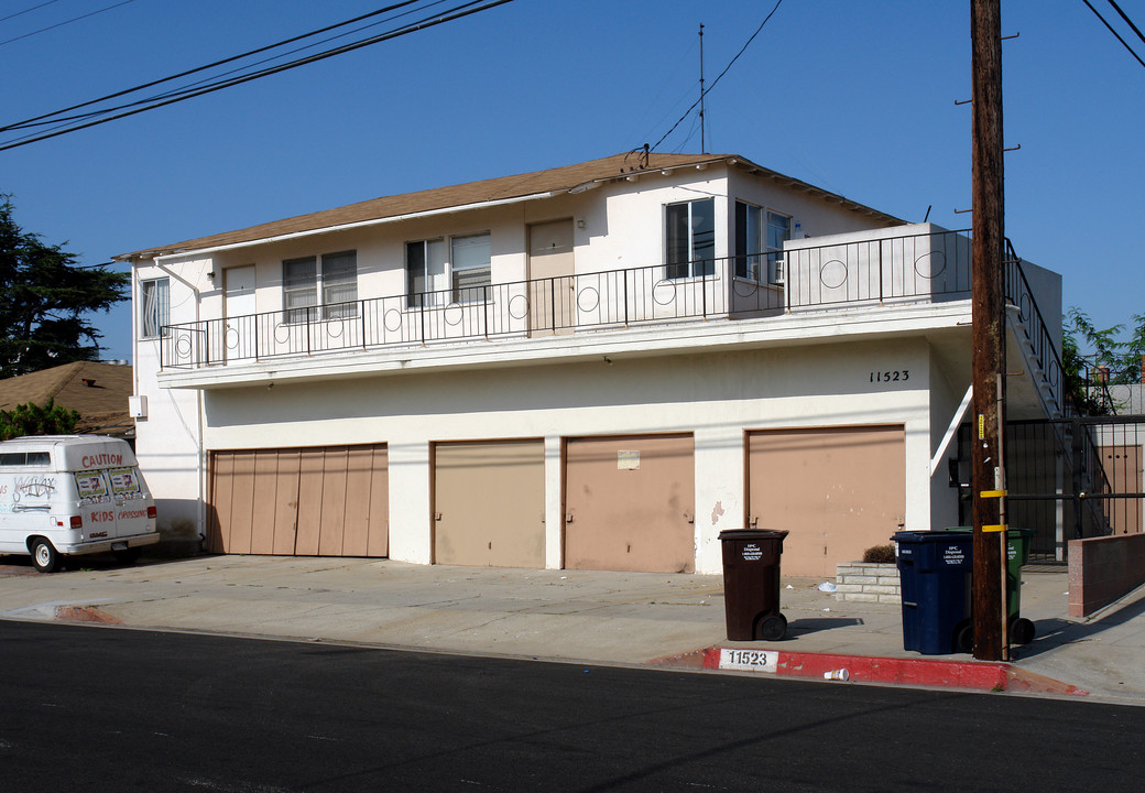 4501 W 116th St in Hawthorne, CA - Building Photo