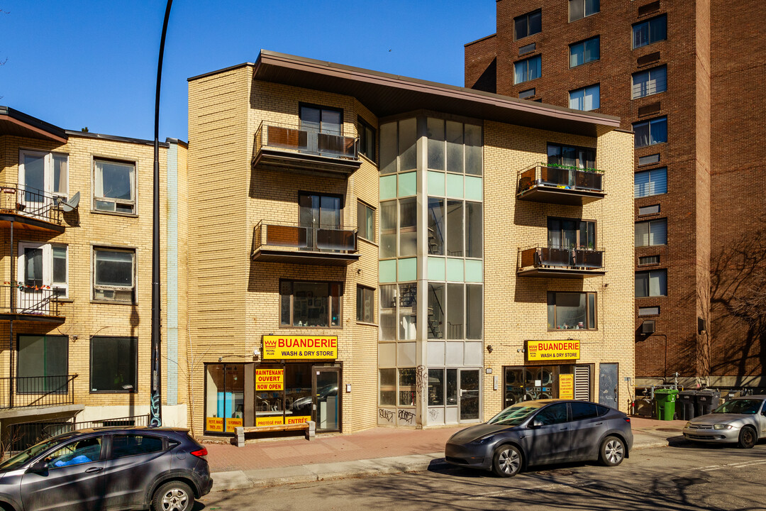 4939 De La Côte-Des-Neiges Ch in Montréal, QC - Building Photo