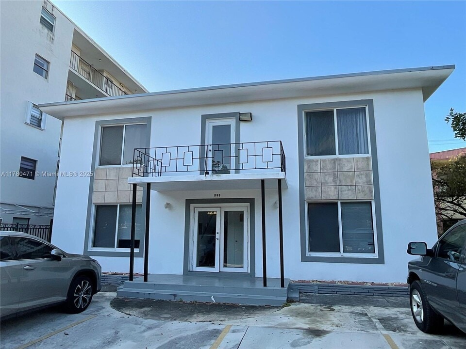 1000 Biarritz Dr in Miami Beach, FL - Building Photo