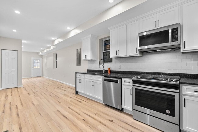 2202 E Fayette St in Baltimore, MD - Building Photo - Building Photo