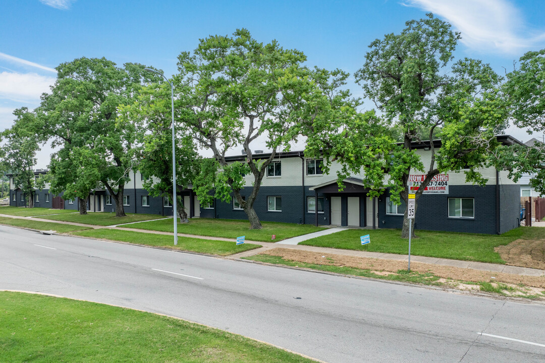 Oasis at Bellfort in Houston, TX - Building Photo