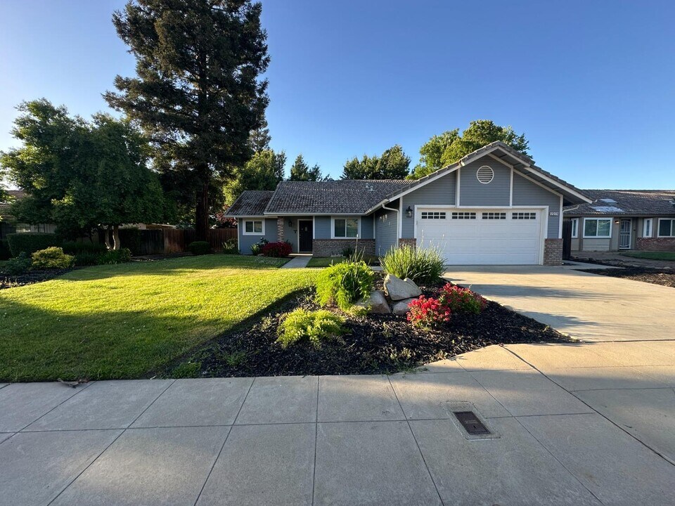 2371 Sample Ave in Clovis, CA - Building Photo