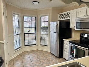 9949 Siegen Ln in Baton Rouge, LA - Foto de edificio - Building Photo