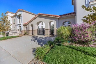 Novato Village Senior Apartments in Novato, CA - Foto de edificio - Building Photo