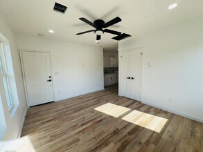 1235 W Gray St, Unit 4 in Houston, TX - Building Photo - Building Photo