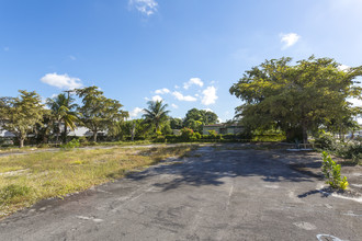 701 East in Hialeah, FL - Foto de edificio - Building Photo