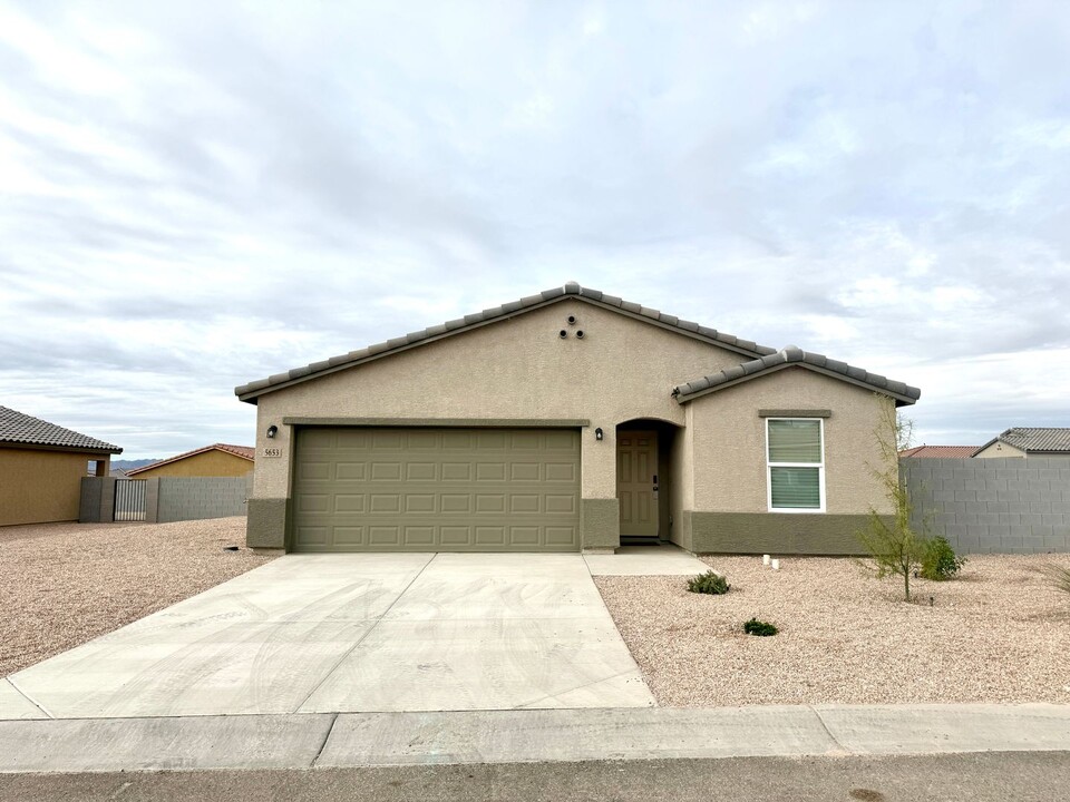 5653 Trevino Way in Fort Mohave, AZ - Foto de edificio