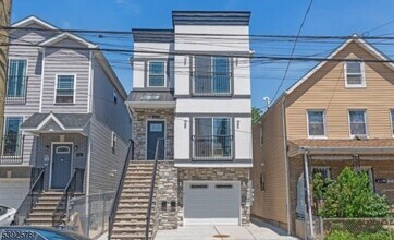 213 Pine St in Elizabeth, NJ - Building Photo - Building Photo