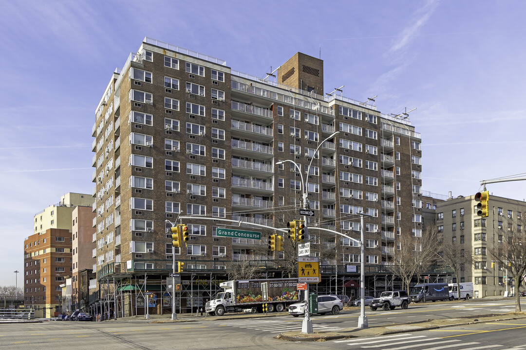 3131 Grand Concourse in Bronx, NY - Building Photo