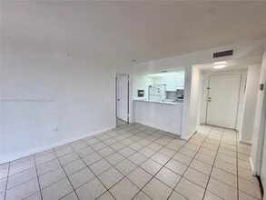 7125 NW 186th St, Unit B401 in Hialeah, FL - Building Photo - Building Photo