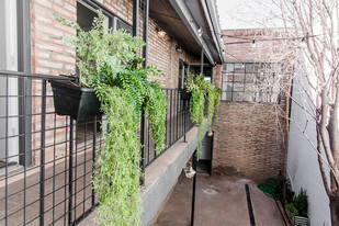 Biltmore Flats in Phoenix, AZ - Building Photo