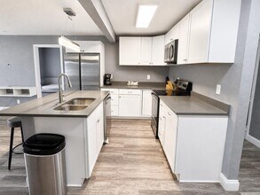 8702 El Portal Dr in Tampa, FL - Building Photo - Building Photo