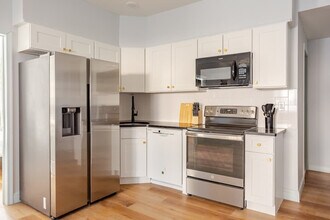 1384 Ridge Ave in Philadelphia, PA - Foto de edificio - Building Photo