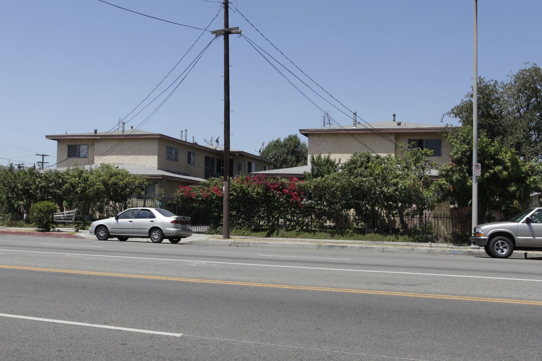7401-7407 Vineland Ave in Sun Valley, CA - Foto de edificio