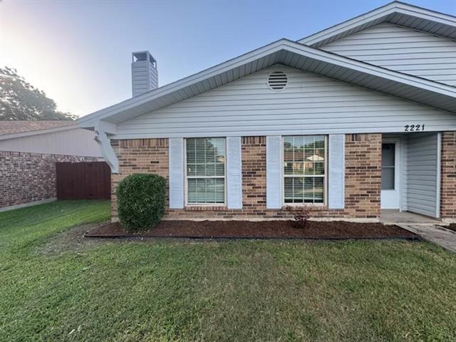 2221 Ridgedale Dr in Carrollton, TX - Foto de edificio - Building Photo