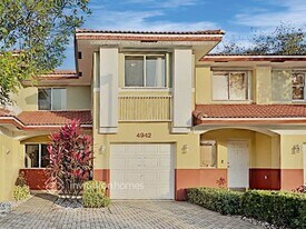 4942 SW 66th Terrace in Davie, FL - Building Photo