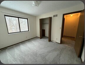 624 Portage Lakes Dr in Akron, OH - Building Photo - Building Photo