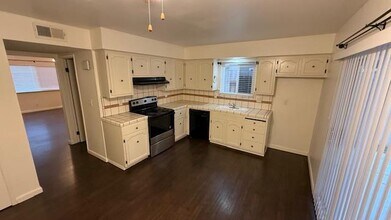 3725 E Hampton Way in Fresno, CA - Building Photo - Building Photo