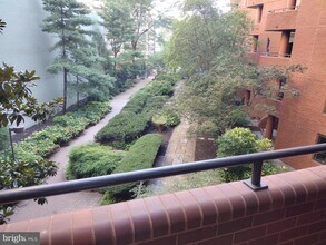 4550 N Park Ave in Chevy Chase, MD - Foto de edificio - Building Photo