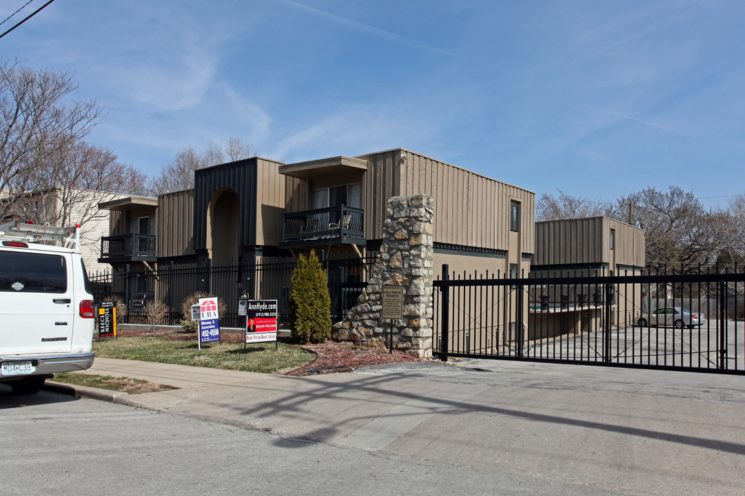 Carabella Apartments in Kansas City, MO - Building Photo