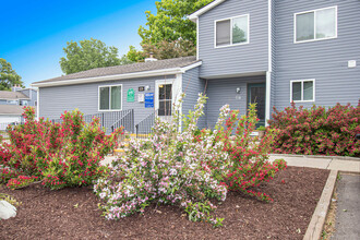 Westwind Townhomes in Lansing, MI - Foto de edificio - Building Photo