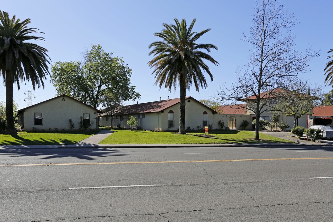 La Rosa Apartments in Sacramento, CA - Building Photo