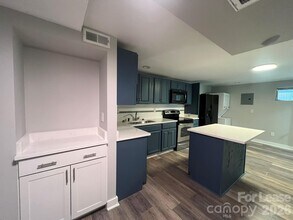 1117 Mineral Springs Rd in Charlotte, NC - Building Photo - Building Photo