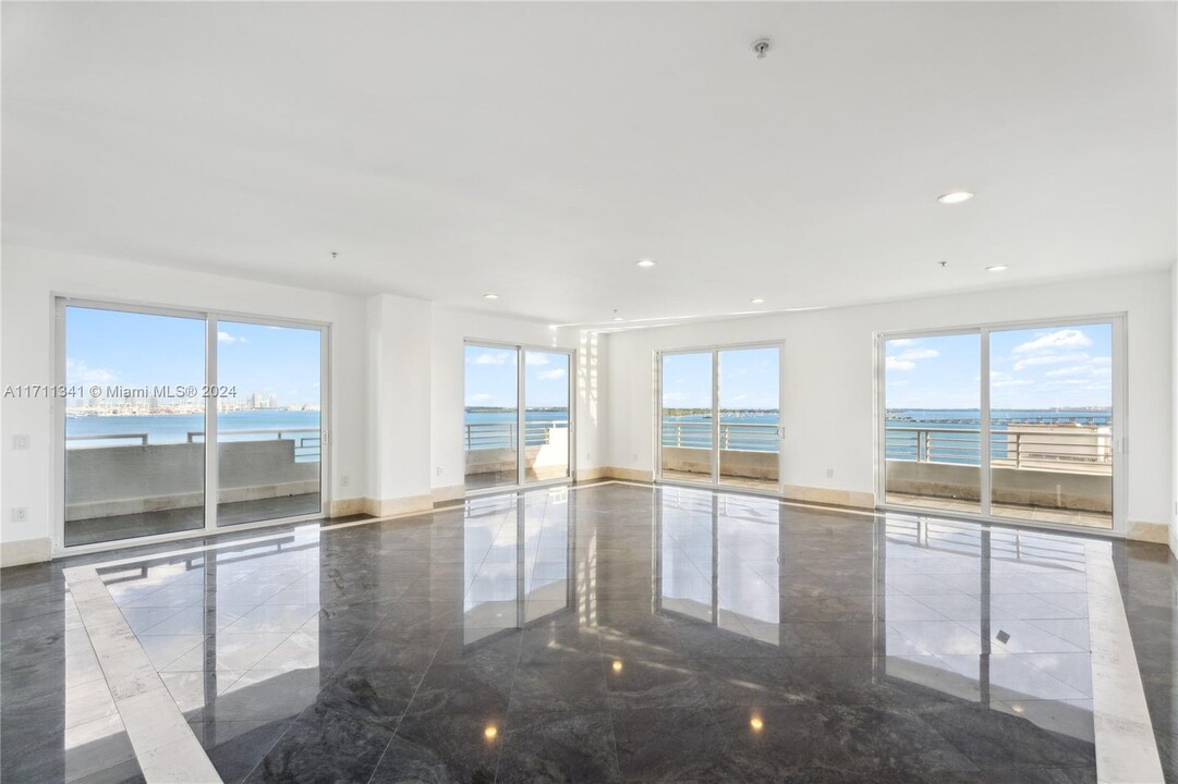 1402 Brickell Bay Dr in Miami, FL - Building Photo