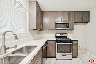 3652 Carmona Ave in Los Angeles, CA - Foto de edificio - Building Photo