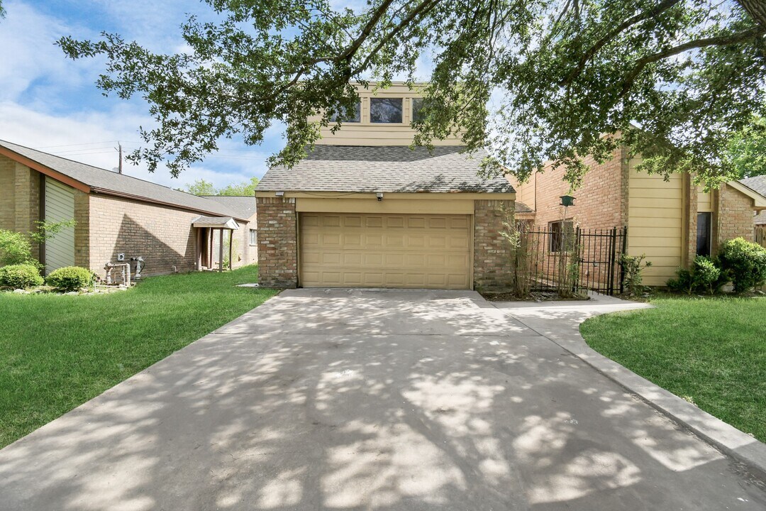 11527 Mulholland Dr in Stafford, TX - Building Photo