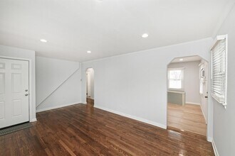 2543 6th Ave in East Meadow, NY - Foto de edificio - Building Photo