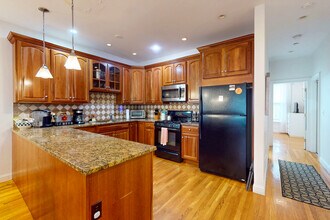 2 Harvard Sq, Unit 2 in Brookline, MA - Building Photo - Building Photo