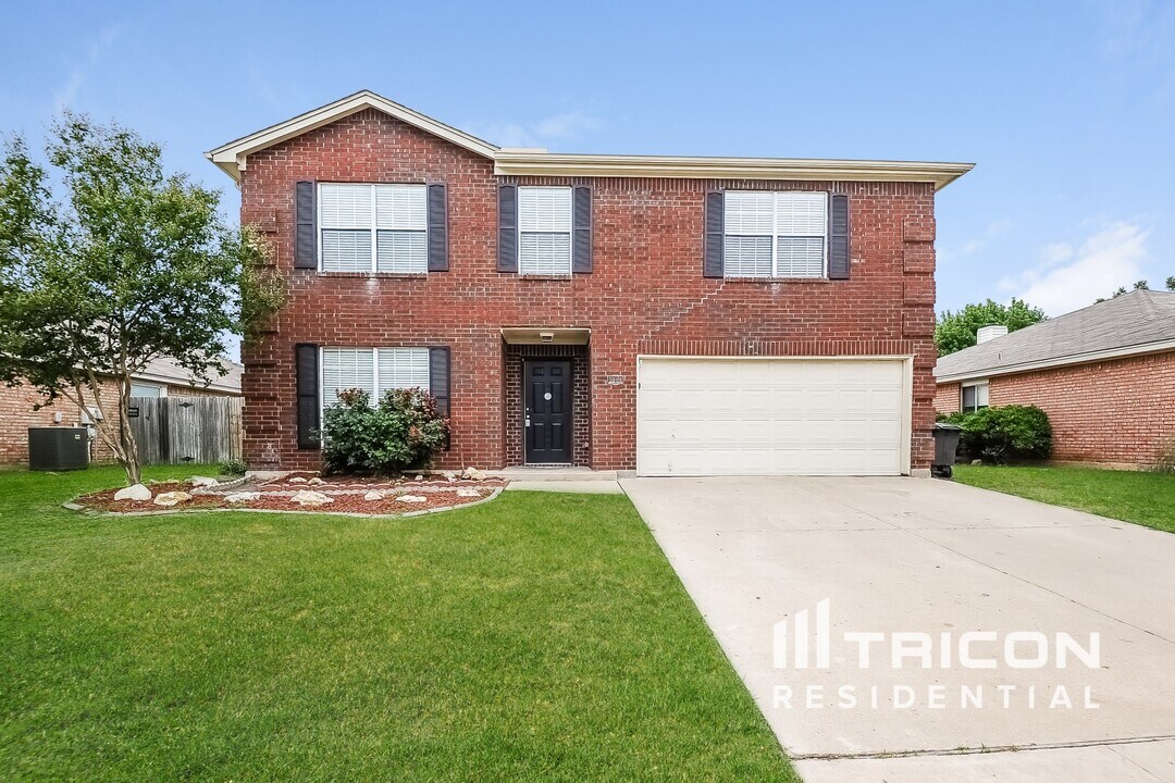 5000 Prairie Creek Trail in Fort Worth, TX - Building Photo