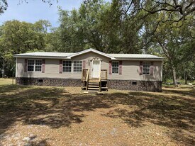 7831 NW 166th St in Trenton, FL - Building Photo