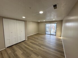 460 E Elm St in Layton, UT - Building Photo
