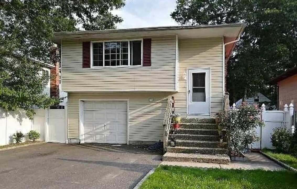 40 4th St in Ronkonkoma, NY - Building Photo