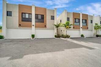 4224 NE 7th Terrace in Oakland Park, FL - Building Photo - Building Photo