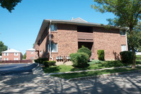 8303 W North Ave in Wauwatosa, WI - Foto de edificio - Building Photo