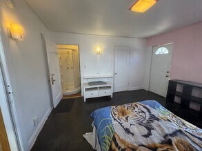 137 N Stanley Dr, Unit 2 in Beverly Hills, CA - Building Photo - Building Photo