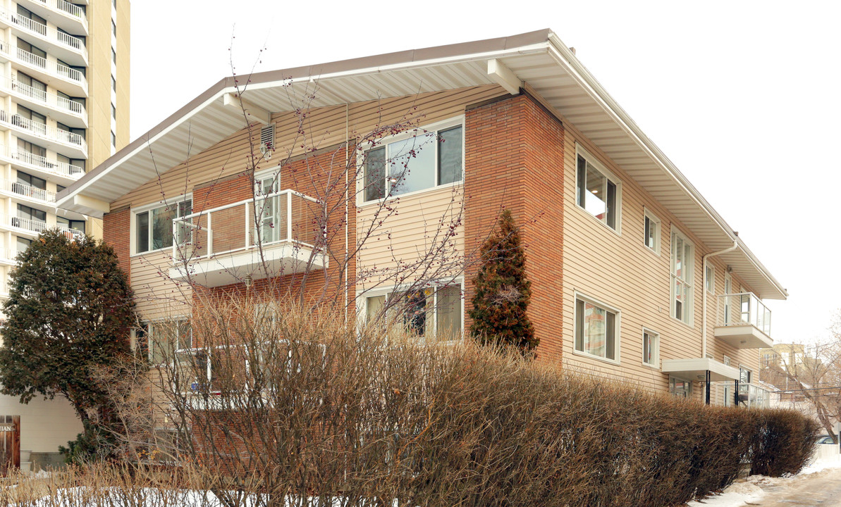 Laurentian in Edmonton, AB - Building Photo