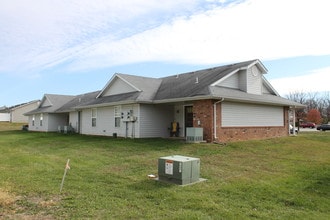 Sullivan Family Apartments in Sullivan, MO - Foto de edificio - Building Photo