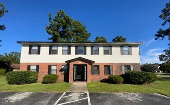 100 Ravenwood Dr in Jacksonville, NC - Building Photo