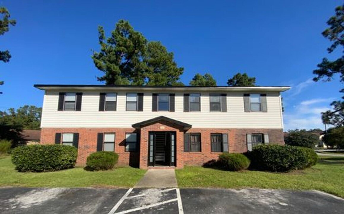 100 Ravenwood Dr in Jacksonville, NC - Building Photo