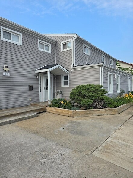 18 Julian Pl in Island Park, NY - Building Photo