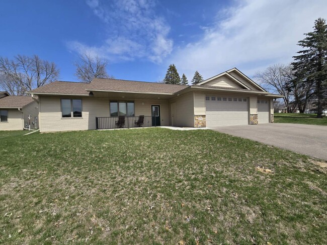171 W Cemetery Rd in River Falls, WI - Foto de edificio - Building Photo