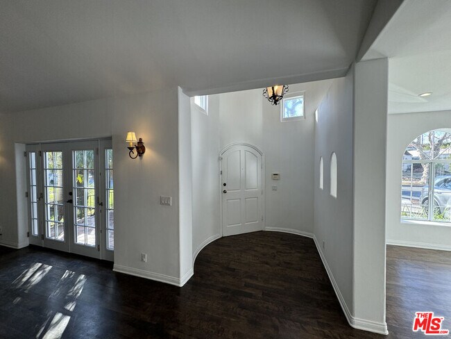 352 S Oakhurst Dr in Beverly Hills, CA - Building Photo - Building Photo