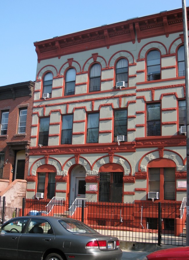 249 Vernon Ave in Brooklyn, NY - Building Photo - Building Photo