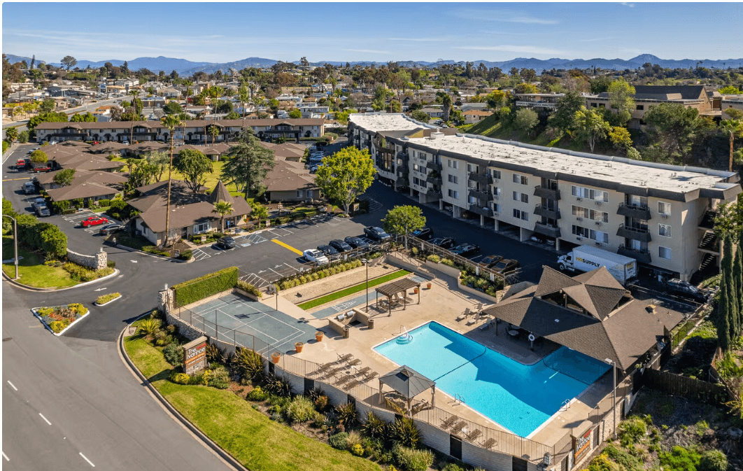 Ivanhoe Village Apartments in El Cajon, CA - Foto de edificio