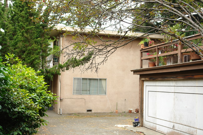 2916-2918 Hillegas Ave in Berkeley, CA - Building Photo - Building Photo